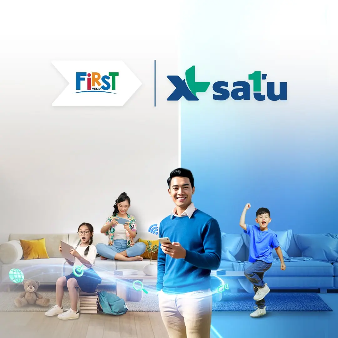 Keluarga menggunakan internet fiber optic First Media